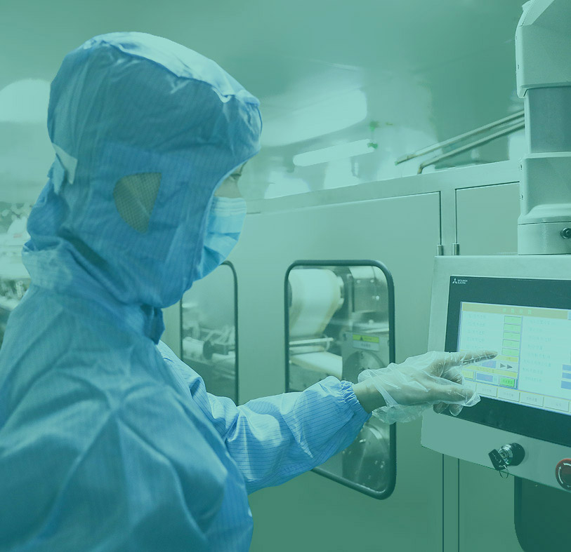 Operador en un panel de control de línea de producción